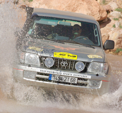 4x4 Toyota dans une rivi&egrave;re marocaine