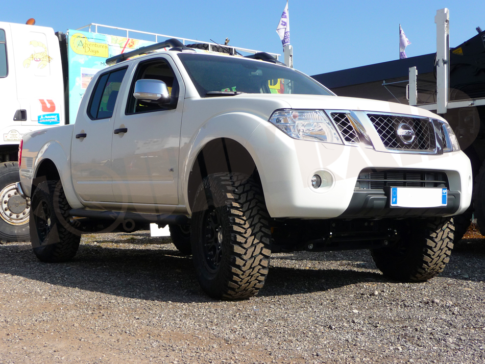 What engine is in a nissan navara rally raid