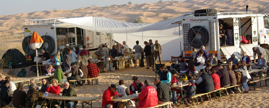 Bivouac entre des camions dans le d&eacute;sert Tunisien