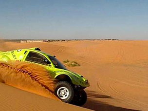 Le buggy Choupette franchi une dune