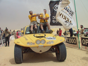 Le Team Equip'Raid &agrave; l'arriv&eacute;e du Dakar 2002
