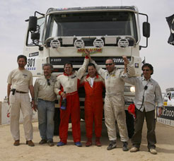 Le team Equip'Raid devant un camion Ginaf 600 chevaux