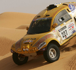 Choupette descend une dune lors du Rallye de Tunisie 2006