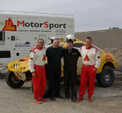 Le Team devant le Buggy et le camion d'assistance