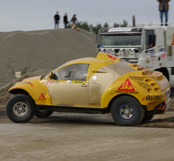 Le buggy roule devant le truck d'assistance