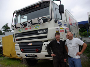 Norbert et Jacky Lechleiter devant un camion 4x4