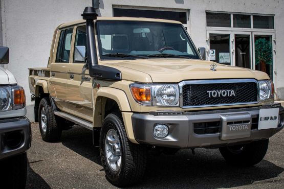 TOYOTA LAND CRUISER GRJ79 COULEUR SABLE VERSION TROPICALISE DOUBLE CABINE VERSION AFRIQUE AVEC PACK PREMIUM AVEC HOMOLOGATION FRANCAISE N1 4 PLACES