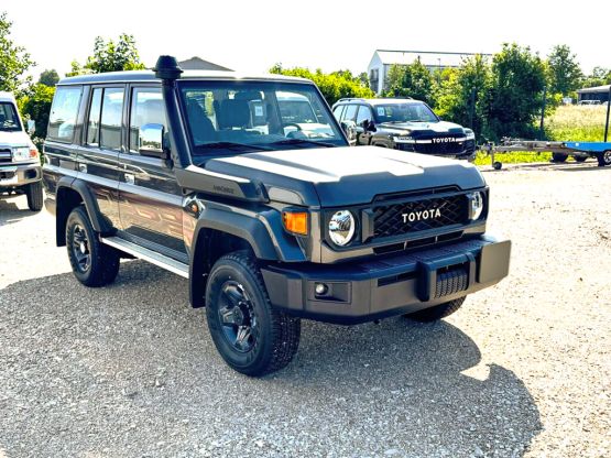 TOYOTA LAND CRUISER GRJ79 COULEUR SABLE VERSION TROPICALISE DOUBLE CABINE VERSION AFRIQUE AVEC PACK PREMIUM AVEC HOMOLOGATION FRANCAISE N1 4 PLACES