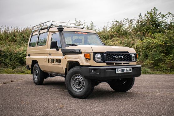TOYOTA LAND CRUISER GRJ78 COULEUR BLANC VERSION TROPICALISE DOUBLE CABINE VERSION AFRIQUE AVEC HOMOLOGATION FRANCAISE N1 2 PLACES