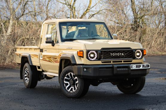 TOYOTA LAND CRUISER GDJ79 COULEUR SABLE VERSION TROPICALISE SIMPLE CABINE VERSION AFRIQUE AVEC PACK PREMIUM AVEC HOMOLOGATION FRANCAISE N1 2 PLACES