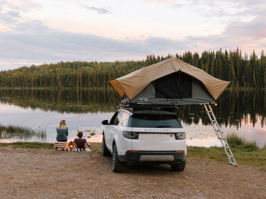 LAND ROVER ET AUTOHOME PRÉSENTENT UNE TENTE DE TOIT ROBUSTE POUR LE NOUVEAU  DEFENDER