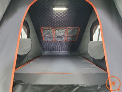 Vue intérieure de la tente de toit Alu-Cab sur Canopy Camper