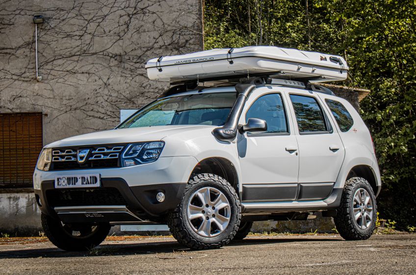 Accessoire élargisseur d'ailes pour voiture Dacia duster.