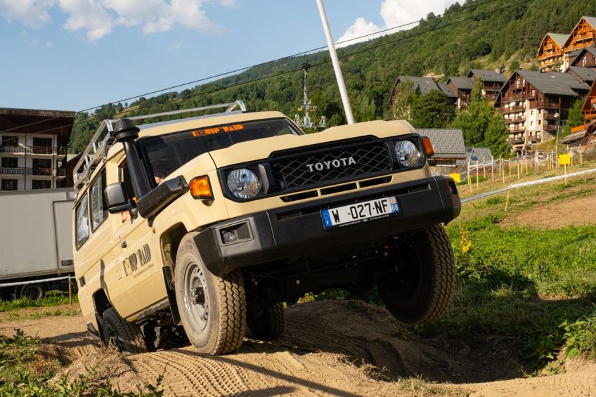 Toyota Land Cruiser 78 équipé de lames classiques au salon de Valloire 2024