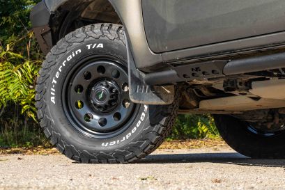 Toyota Hilux Revo préparation 4x4 tout terrain Equip'Raid jantes Goss Modular et pneux BF Goodrich