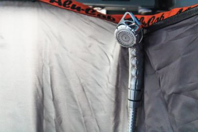 Fixation de la douchette dans le auvent douche Alu-Cab