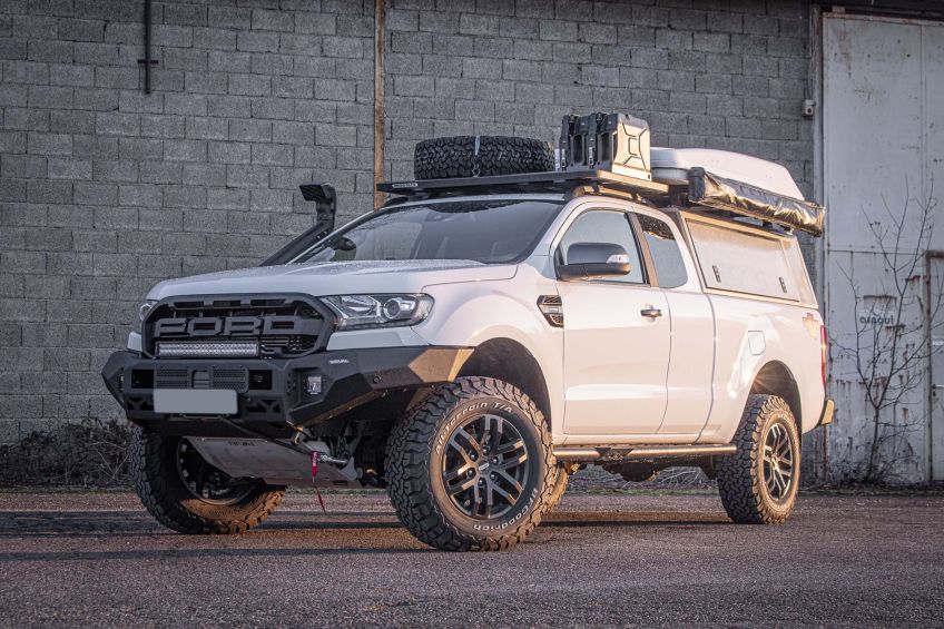 Ford ranger blanc avec équipement tente hard-top snorkel safari et galerie de toit 