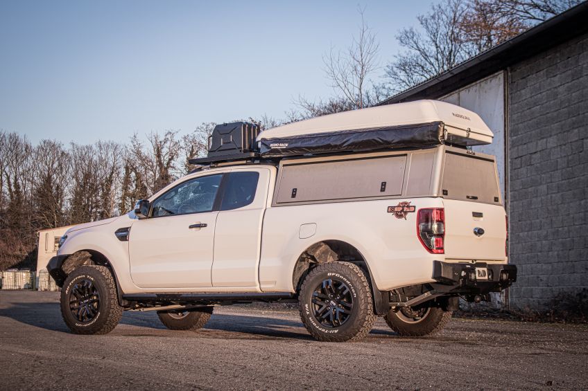 Ford ranger blanc avec équipement tente hard-top snorkel safari et galerie de toit 