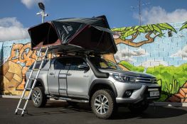 Toyota Hilux Revo avec tente de toit iKamper