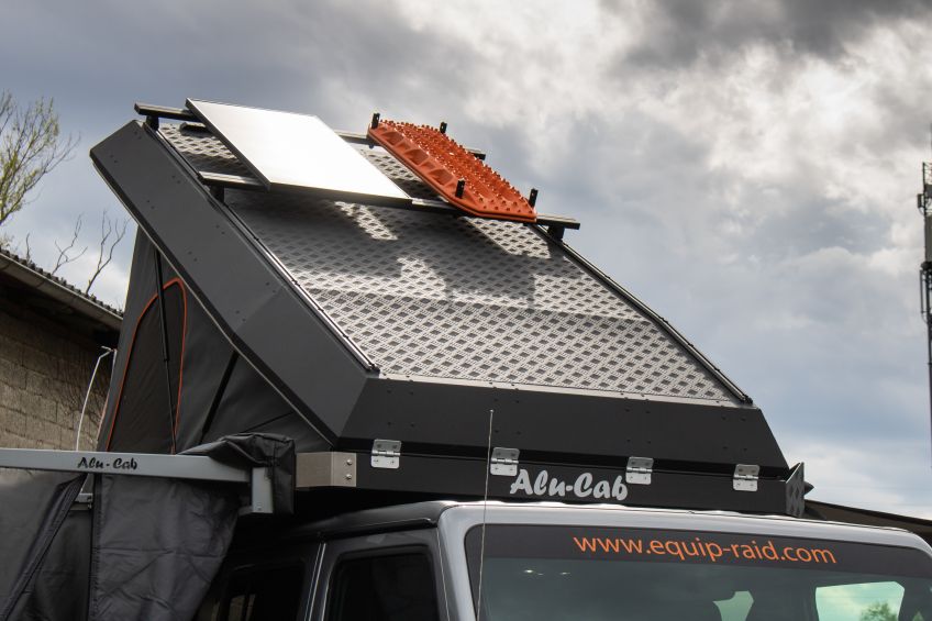 panneau solaire 4x4 équipement 4x4 Jeep gladiator Equip'raid tente de toit Alu-Cab plaque à sable