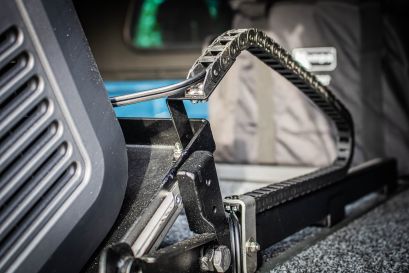 Ford Ranger Raptor bleu préparé par Equip'Raid équipement 4x4 offroad plateau coulissant basculant alu-cab pour réfrigérateur