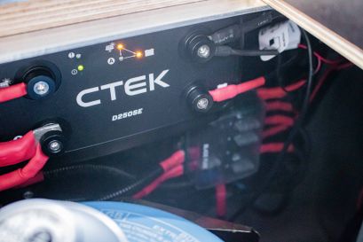 coupleur séparateur CTEK équipement Ford Ranger éléctricité aménagement 4x4 panneau solaire