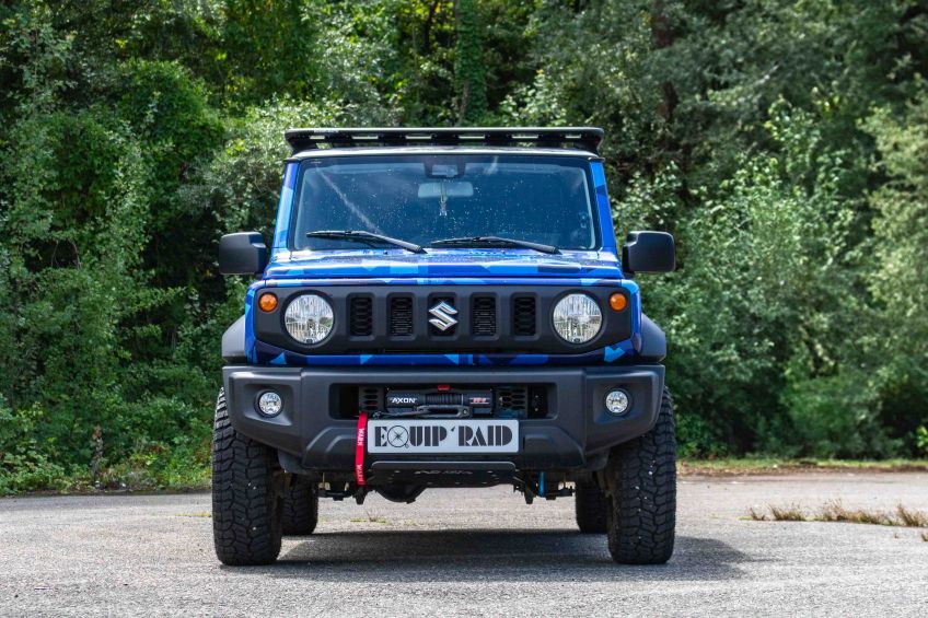Suzuki Jimny avec platine de treuil intégré au pare choc d'origine