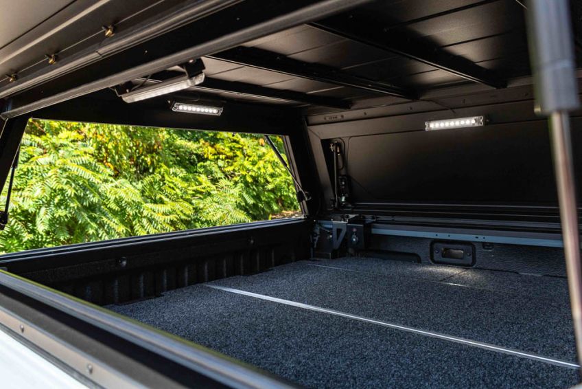 Intérieur du hardtop alu-cab contour next generation avec 3 lampes led