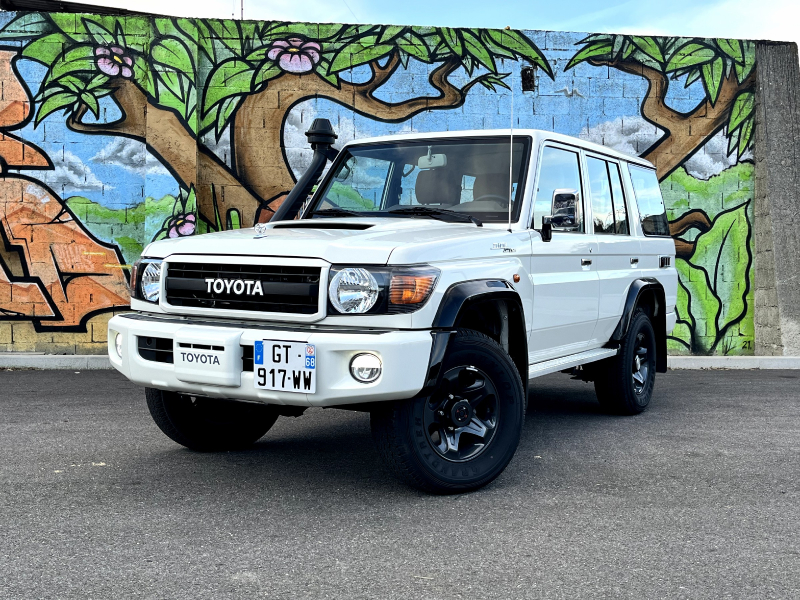 TOYOTA LAND CRUISER VDJ79 V8 DIESEL GRIS PRENIUM VERSION TROPICALISE AVEC ATTELAGE 3.5T ET HOMOLOGATION FRANCAISE N1 4 PLACES