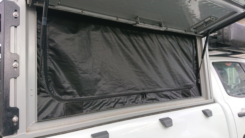 MOUSTIQUAIRE POUR OUVERTURE LATERALE SUR CANOPY CAMPER ET MODCAP (2 PIECES) POUR LC79 DOUBLE CABINE