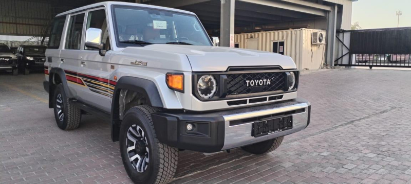 TOYOTA LAND CRUISER GRJ76 BVA 6 VITESSES GRIS METAL VERSION TROPICALISE 40th Anniversary MY25 AVEC ATTELAGE 3.5T