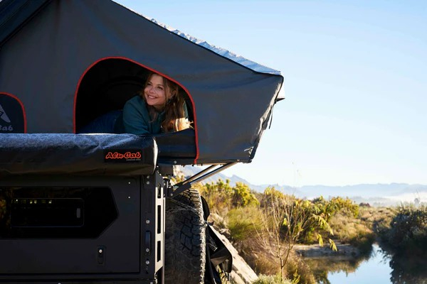 TOIT RELEVABLE MODCAP COMPACT CAMPER ALU-CAB 2 PERSONNES AVEC PLAQUES MOLLE