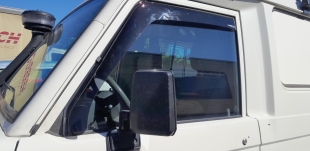 DÉFLECTEUR D’AIR NOIR POUR VITRE AVANT POUR TOYOTA SÉRIE 7 MODÈLES AVEC TOIT FIXE ET HAUTEUR DE L’ANGLE INFÉRIEUR DE 8 CM