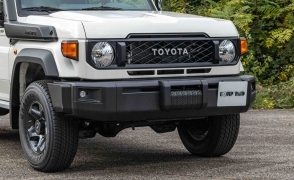 PARE CHOC AVANT ET TREUIL D'ORIGINE  POUR TOYOTA LANDCRUISER SERIE 78/79/76/71 A PARTIR DE 2023  (AVEC ELARGISSEUR D'AILE)