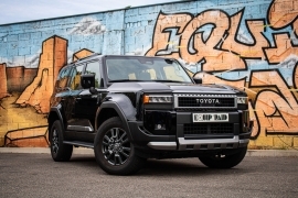 TOYOTA LAND CRUISER 250 2.4L TURBO ESSENCE BVA8 ALLROUNDER 4 PLACES UTILITAIRE NOIR INTERIEUR BEIGE