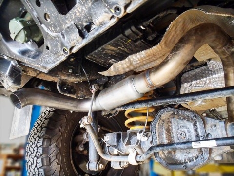 Silencieux pour réservoir supplémentaire LRA 90L Ineos Grenadier essence Installation à la place du silencieux ar.