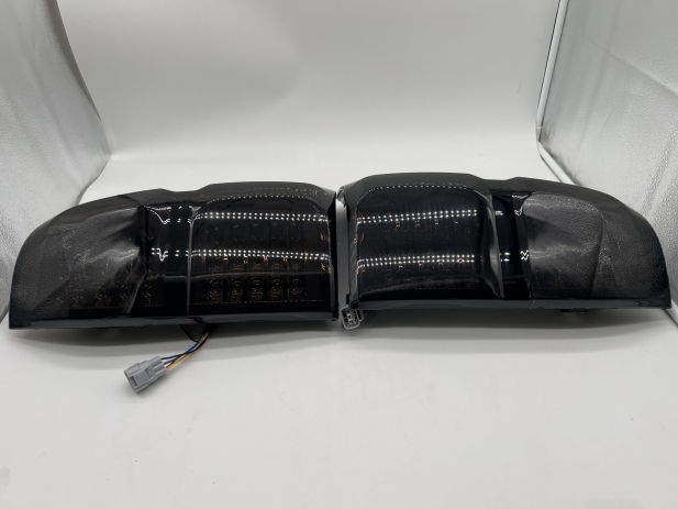 PAIRE DE FEUX ARRIERE A LED FUMÉS POUR TOYOTA HILUX REVO