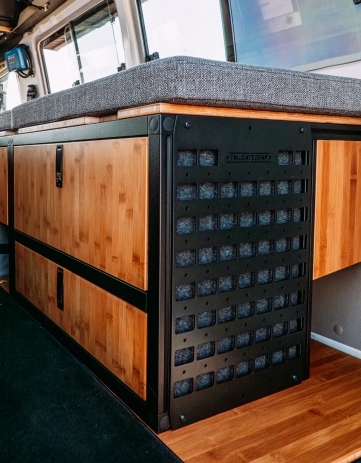 Option panneau Molle Tailgate Gear  pour l’aménagement intérieur du Toyota Land Cruiser 78 Troopy