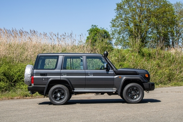 TOYOTA LAND CRUISER GRJ76 V6 4.0L ESSENCE BVM5 GRIS ANTHRACITE 4 PLACES LX AVEC TREUIL ET BLOCAGES