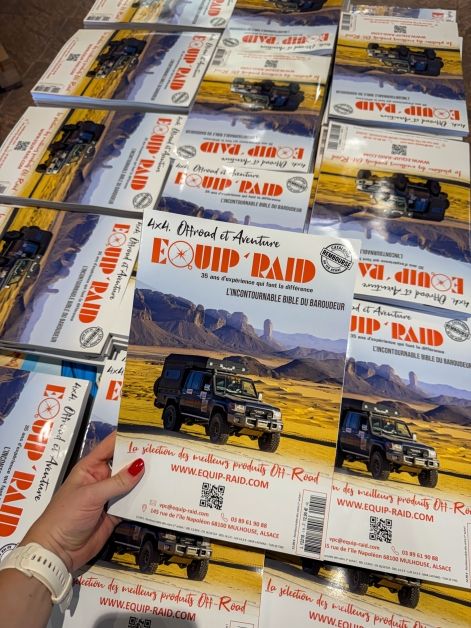 Exemplaires imprimés de la Bible du Baroudeur Equip’Raid 2026-2027 disposés en pile, prêts à être diffusés en kiosque et commandés en ligne.