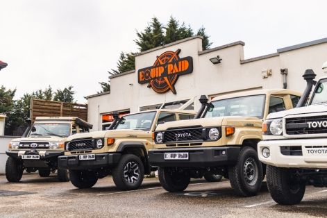 Toyota Land Cruiser préparés et véhicules d’importation exposés devant les locaux Equip’Raid à Mulhouse.