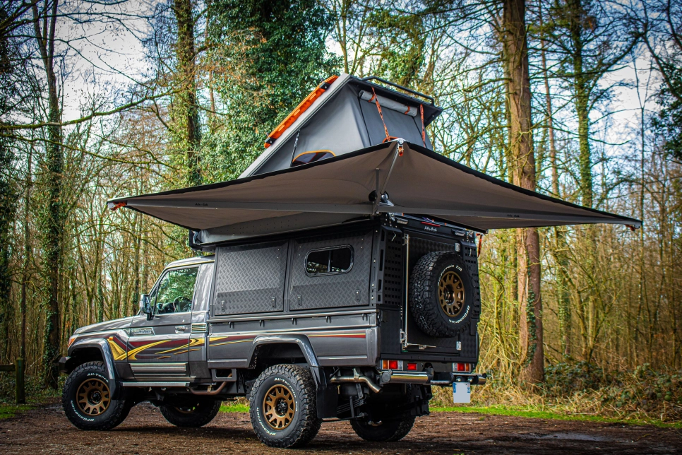 Toyota land cruiser 79 avec auvent alu-cab 270° autoporté