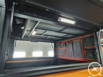 Fenêtres latérales ouvertes et éclairage du Canopy Camper Alu-Cab