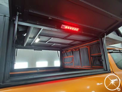 Fenêtres latérales ouvertes et éclairage rouge du Canopy Camper Alu-Cab