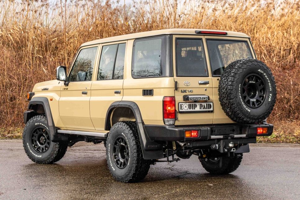 Arrière du Toyota Land Cruiser LC76 préparé par Equip'Raid