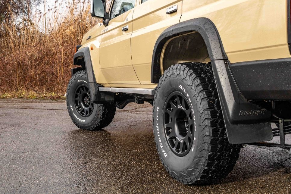 Élargisseur de voie Hofmann 30 mm installé sur Toyota Land Cruiser LC76