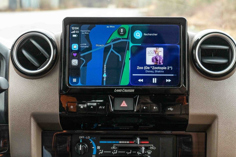 Tableau de bord avec écran multimédia sur Toyota Land Cruiser LC76