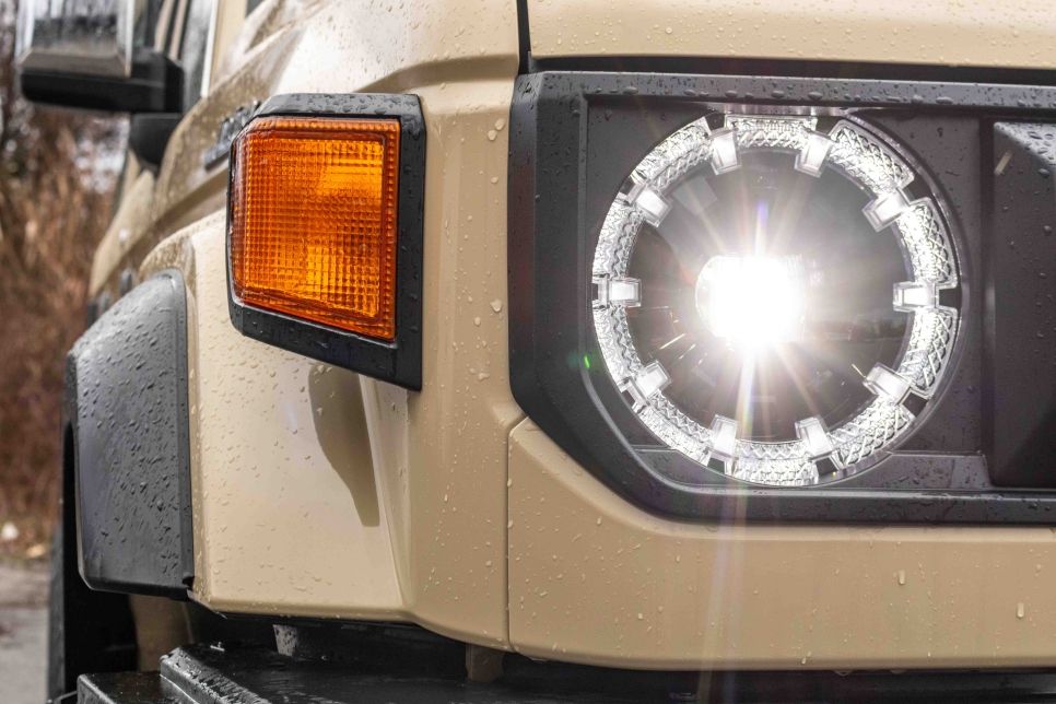 Phares avant d'origine du Toyota Land Cruiser LC76