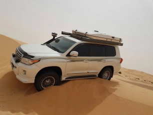 Toyota urj200 avec tente de toit Equip'Raid