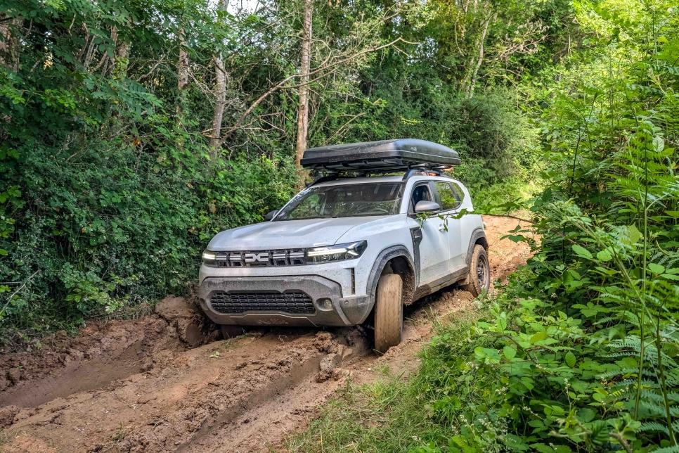 Dacia Duster 3 préparé avec des équipements achetés chez Equip'Raid kit suspension blindages